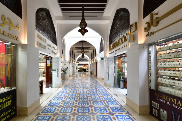 Doha, Qatar - Nov 21. 2019. Interior de Gold souq - una gran tienda que vende joyas de oro muy caras — Foto de Stock