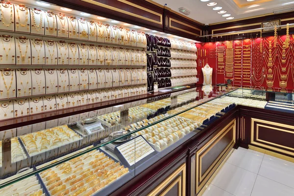 Doha, Qatar - Nov 21. 2019. Expensive jewelry in a shop window - Gold souq - large store selling very expensive gold jewelry — Stock Photo, Image