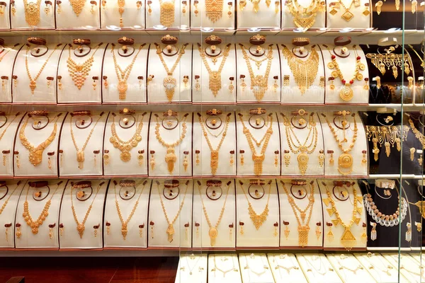 Доха, Катар - 21 ноября. 2019 год. Дорогие ювелирные изделия в витрине - Золотой базар - большой магазин, продающий очень дорогие золотые украшения — стоковое фото