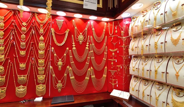 Doha, qatar - 21. Nov. 2019. teurer schmuck in einer vitrine - gold souq - großer laden verkauft sehr teuren goldschmuck — Stockfoto