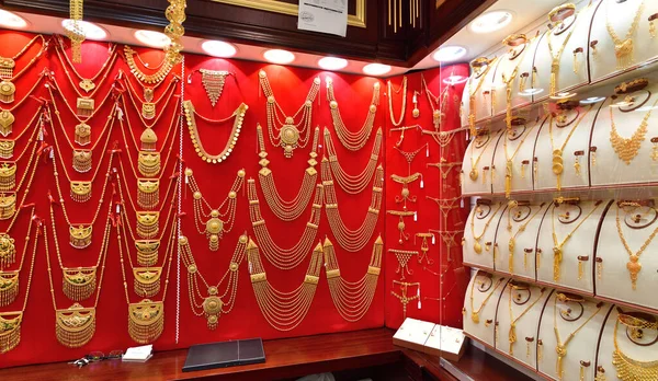 Doha, Qatar - Nov 21. 2019. Expensive jewelry in a showcase - Gold souq - large store selling very expensive gold jewelry — Stock Photo, Image