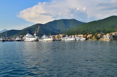 Karadağ 'ın Tivat kentinde Porto Karadağ' da çok sayıda yat