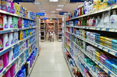 Budva, Karadağ - 12.2019. Megapromet mağazasında ürünler ve ilgili ürünler