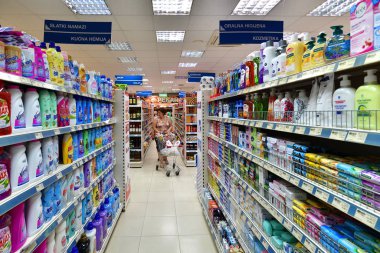 Budva, Karadağ - 12.2019. Megapromet mağazasında ürünler ve ilgili ürünler