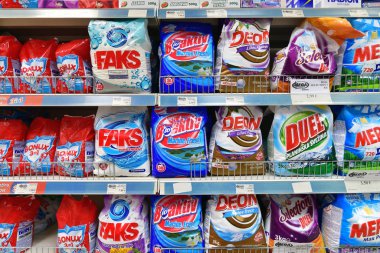 Budva, Karadağ - 12.2019. Megapromet mağazasında farklı deterjanlar