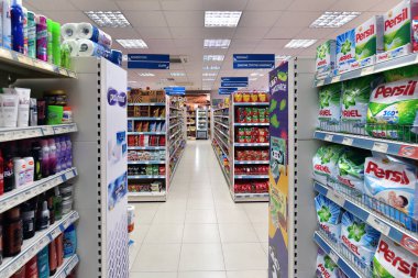 Budva, Karadağ - 12.2019. Megapromet mağazasında ürünler ve ilgili ürünler
