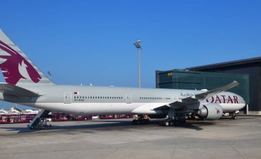 Doha, Katar - 17 numara. 2019. Havaalanında Boeing 777-300 Katar Havayolları