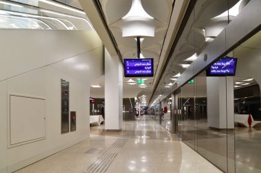 Doha, Katar - 20 numara. 2019. Decc metro istasyonunun içi