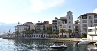 Tivat, Karadağ - 10 Haziran. 2019. İnsanlar sette dinleniyor.