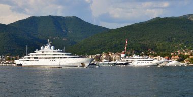 Tivat, Karadağ - 10 Haziran. 2019. Porto Karadağ 'da Altın Odyssey yatı