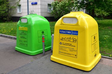 Moskova, Rusya - 14 Mayıs. 2019. Ayrı konteynırlar - bir cam ve plastik