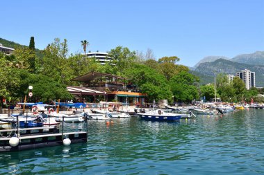 Budva, Karadağ - 13.2019. Old Town 'daki rıhtımda bir sıra yat.