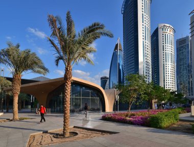 Doha, Katar - 21 Kasım. 2019. Açık hava lobi metro istasyonu