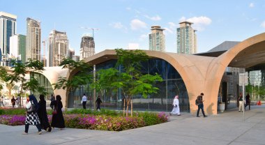 Doha, Katar - 21 Kasım. 2019. Açık hava lobi metro istasyonu