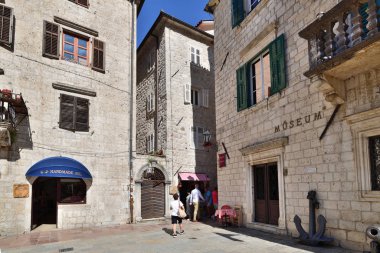 Kotor, Karadağ - 10 Haziran. 2019. Eski Şehir Meydanı 'ndaki meydanda bir grup turist