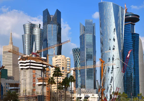 Doha, Katar - 29 listopada. 2019. plac budowy przed drapaczami chmur — Zdjęcie stockowe