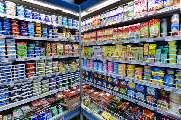Budva, Montenegro - Jone 12.2019. Queijos e manteiga na loja Megapromet — Fotografia de Stock