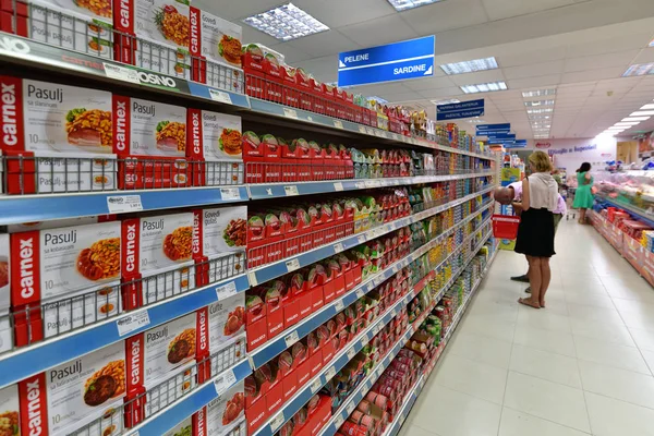 Budva, Montenegro - Jone 12.2019. mensen kiezen voor producten in de Megapromet winkel — Stockfoto