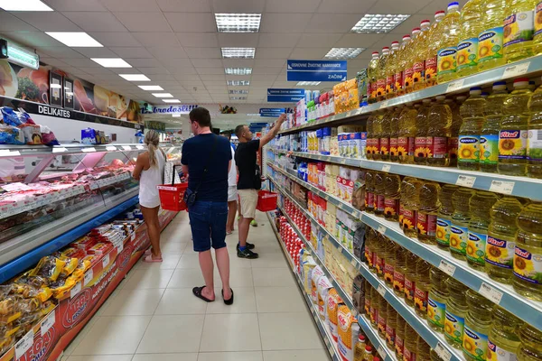 Budva, Montenegro - Jone 12.2019. mensen kiezen voor producten in de Megapromet winkel — Stockfoto