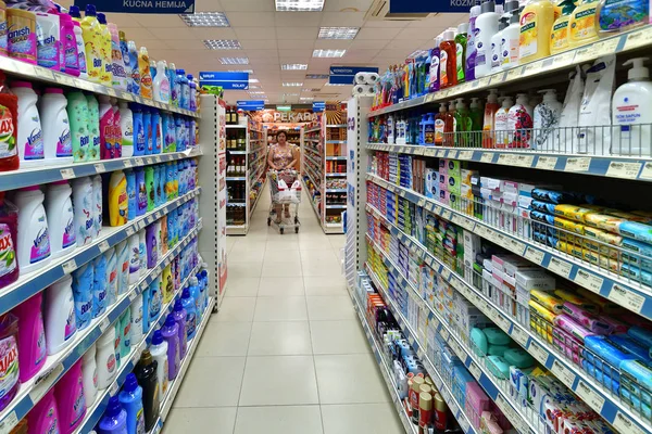 Budva, Karadağ - 12.2019. Megapromet mağazasında ürünler ve ilgili ürünler