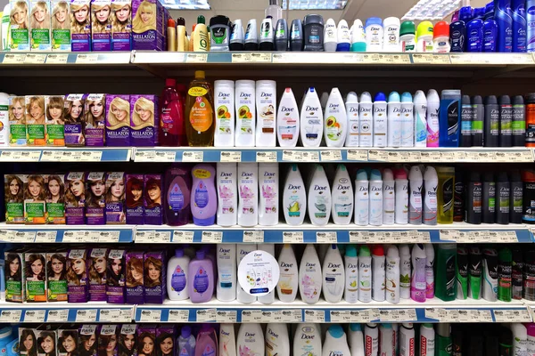 Budva, Karadağ - 12.2019. Megapromet mağazasında şampuanlar, saç boyaları ve deodorantlar