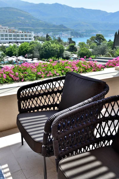 Cadeiras de vime no terraço ao ar livre — Fotografia de Stock