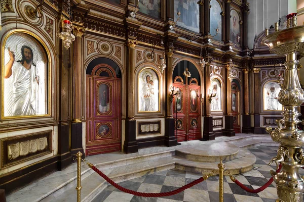 Kotor, Montenegro - 10 de junio. 2019. Iconostasis en la Catedral de San Nicolás en el casco antiguo —  Fotos de Stock