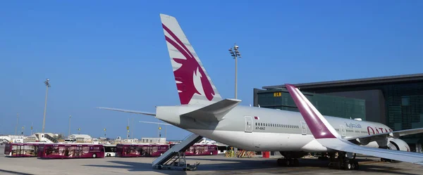 Doha, Qatar - 17 de novembro. 2019. Boeing 777-300 Qatar Airways no aeroporto — Fotografia de Stock