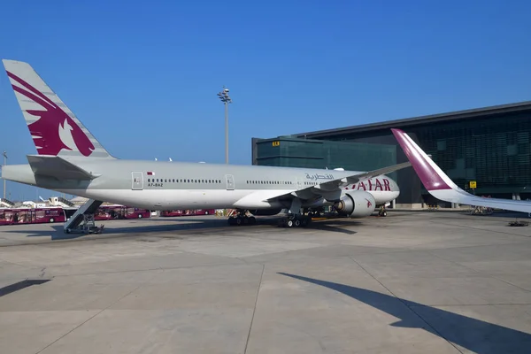 Doha, Qatar - 17 de novembro. 2019. Boeing 777-300 Qatar Airways no aeroporto — Fotografia de Stock