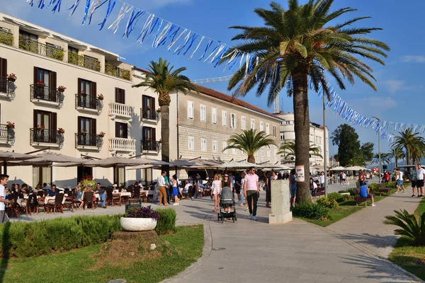 Tivat, Montenegro - 10 giugno. Il 2019. La gente si riposa sull'argine. — Foto Stock