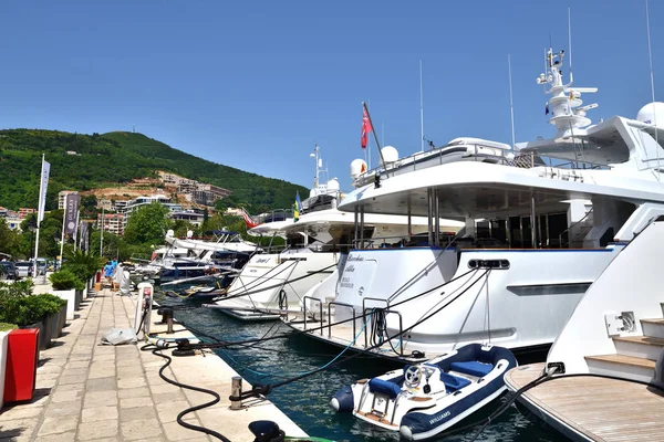 Budva, Montenegro - Jone 13.2019. Una fila de yates en el muelle en el casco antiguo — Foto de Stock