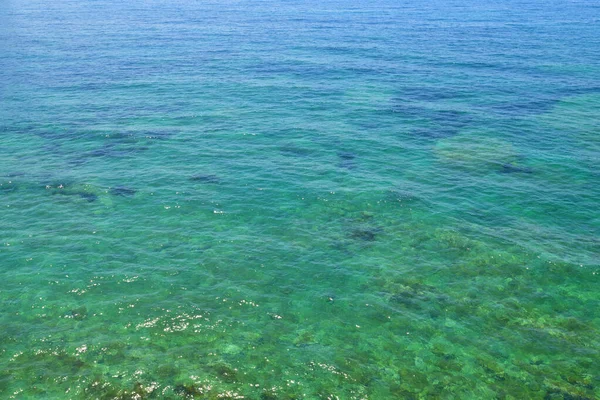 Piękna woda w płytkiej wodzie na Morzu Śródziemnym w pobliżu Czarnogóry — Zdjęcie stockowe