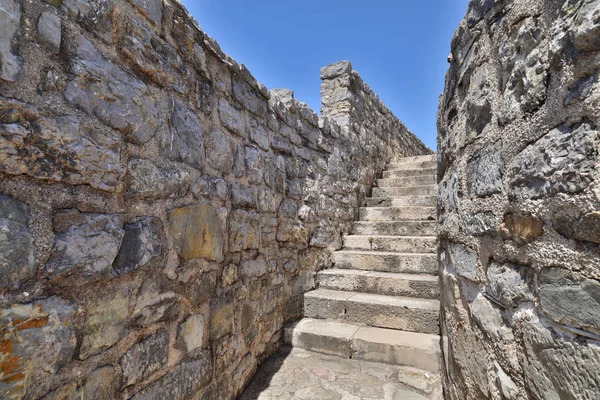 Étapes le long des murs de pierre dans la vieille ville de Budva, Monténégro . — Photo