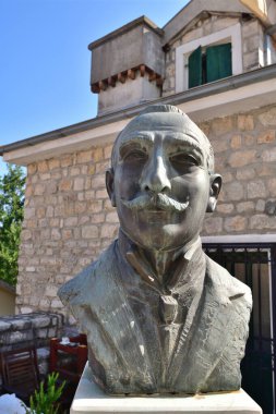 Herceg Novi, Karadağ - 10 Haziran. 2019. Eski Şehir 'deki Belavista Meydanı' nda Şair Aleksa Santiç 'in Baskını