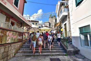 Herceg Novi, Karadağ - 10 Haziran. 2019. Şehrin tarihi bölgesinde bir grup turist yürüyor.