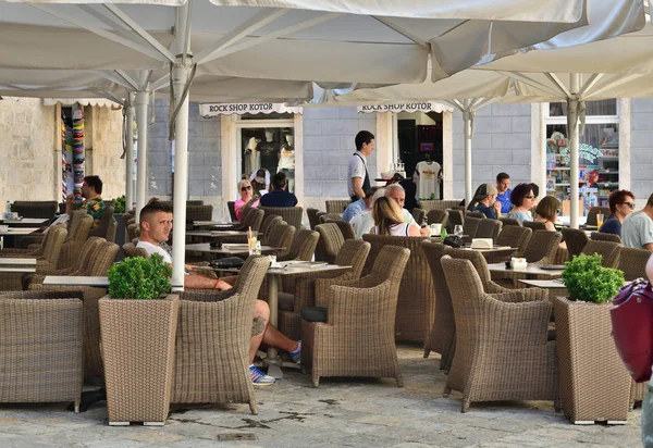 Kotor, Montenegro - 10 juni. 2019. Straat cafe op het plein in de oude binnenstad — Stockfoto