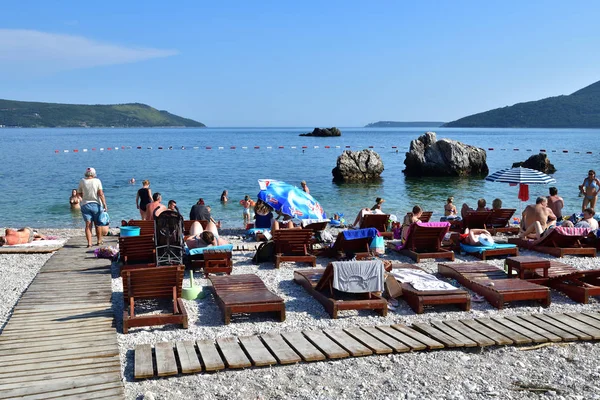 Herceg Novi, Černá Hora - 10. června. 2019. A Lidé relaxovat na centrální městské pláži — Stock fotografie