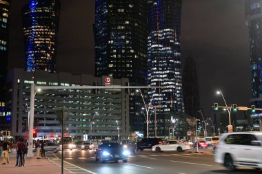 Doha, Katar - 18 numara. 2019. Şehir merkezinde Omar Al Muhtar Caddesi 'nde gece manzarası.