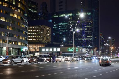 Doha, Katar - 18 numara. 2019. Şehir merkezindeki konferans merkezi caddesinde gece manzarası