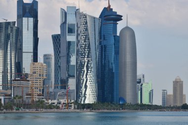 Doha, Katar - 21 Kasım. 2019. Basra Körfezi 'nden şehir merkezindeki gökdelenlerin görüntüsü