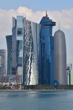 Doha, Katar - 21 Kasım. 2019. Basra Körfezi 'nden şehir merkezindeki gökdelenlerin görüntüsü