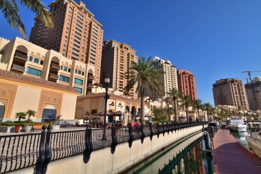 Doha, Katar - 23 Kasım. 2019. Pearl Adası 'ndaki rıhtımın yanında.