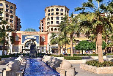 Doha, Katar - 23 Kasım. 2019. Souq Al Medina - Pearl Katar 'ın Medine merkezindeki alışveriş merkezi