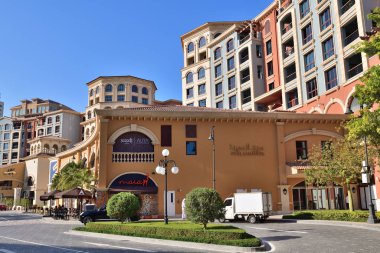 Doha, Katar - 23 Kasım. 2019. Souq Almedina 'nın önündeki meydan - İnci Adası Medine' deki alışveriş merkezi