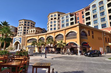 Doha, Katar - 23 Kasım. 2019. Souq Al Medina 'nın önündeki kare. Pearl Island Medine' deki alışveriş merkezi.