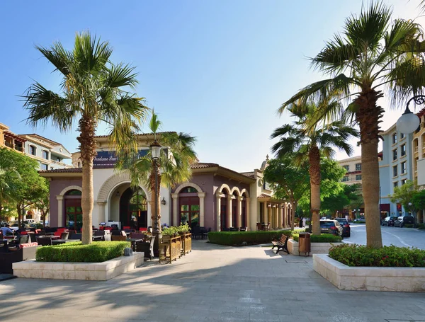 Doha, Katar - nov 23. 2019. Le Vendome gyöngyház étterem Medina Centrale of Pearl Island — Stock Fotó