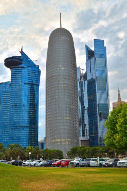 Doha, Katar - 18 numara. 2019. Burj Doha, Dünya Ticaret Merkezi Doha ve İkiz Palm Tower
