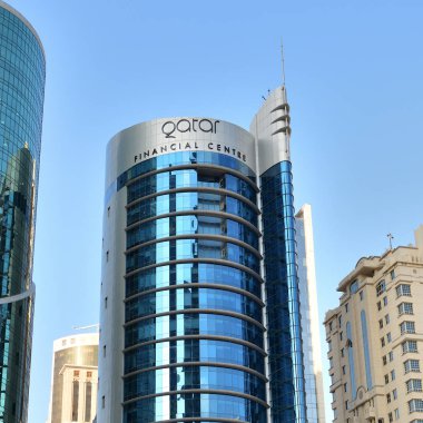 Doha, Katar - 21 Kasım. 2019. Konferans Merkezi hizmet caddesindeki Katar Finans Merkezi ve diğer gökdelenler