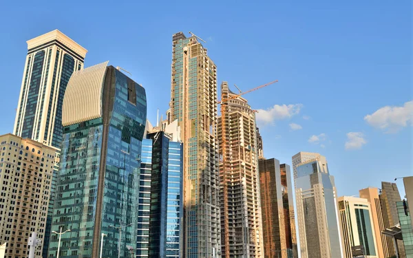 Doha, Qatar - 21 novembre. 2019. Modernes et en construction gratte-ciel sur le centre de conférences service rue — Photo