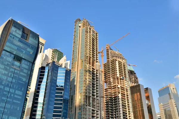 卡塔尔多哈11月21日。 2019年。 会议中心服务街的现代和在建摩天大楼 — 图库照片